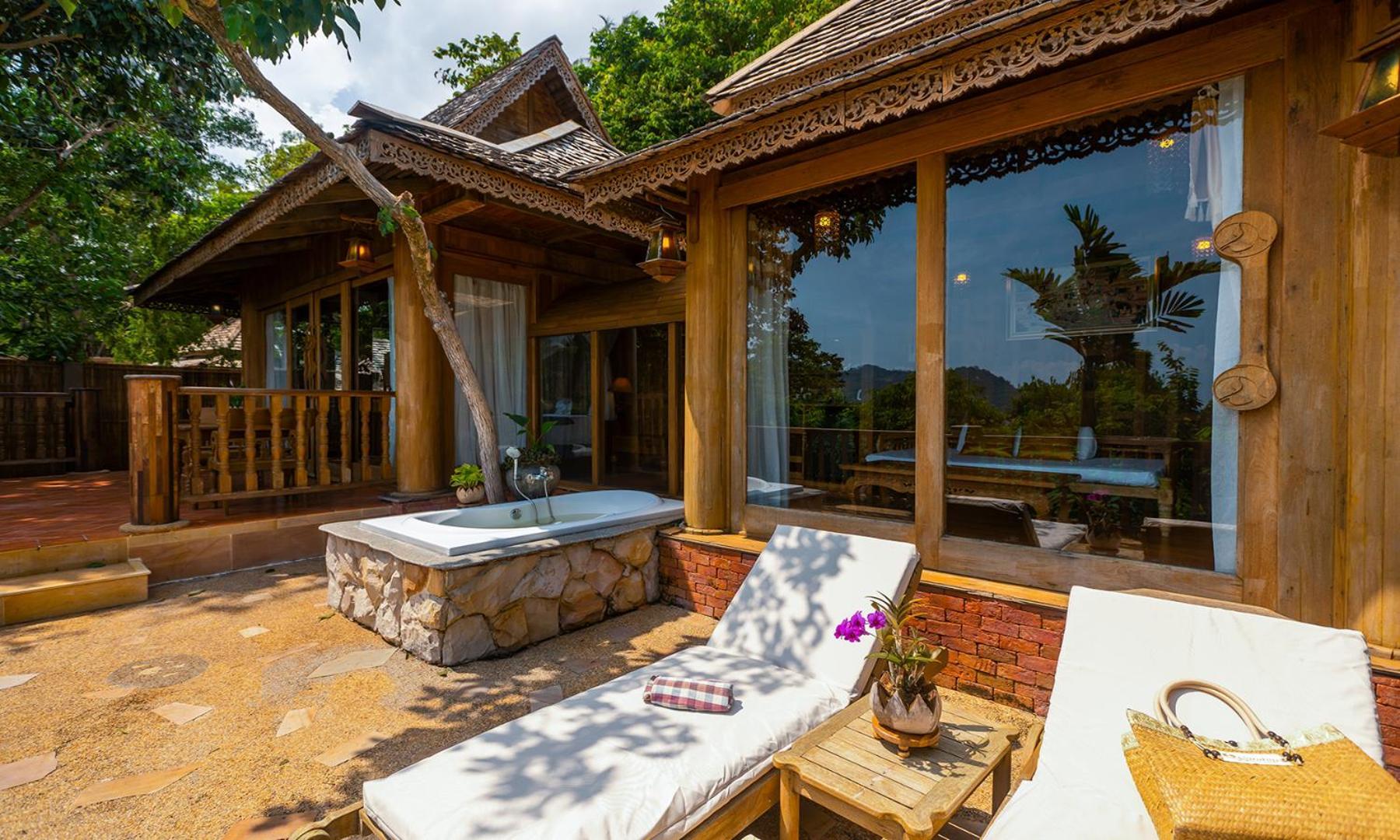 Santhiya Koh Phangan Resort And Spa Eksteriør bilde A villa at the resort