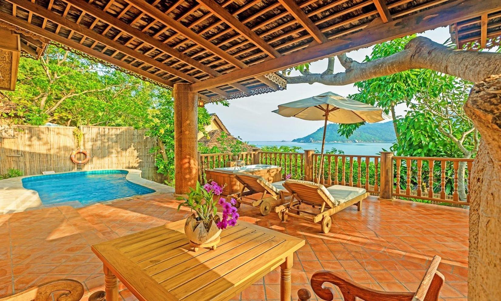 Santhiya Koh Phangan Resort And Spa Eksteriør bilde A view of the pool at the resort